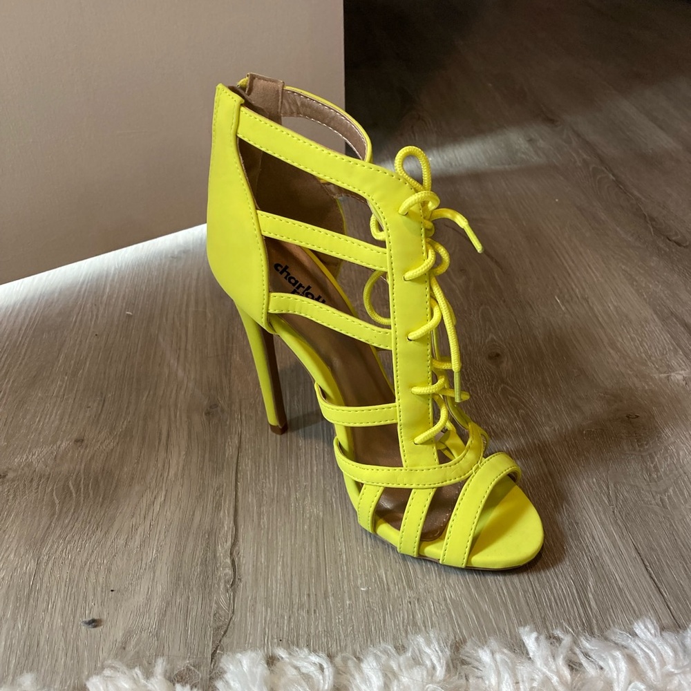 BRAND NEW Yellow heels
